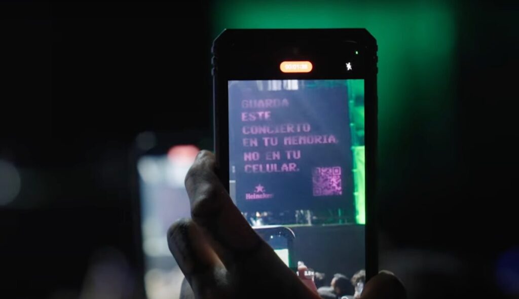 Heineken “hacks” concerts to invite people to disconnect from their phones and enjoy the experiences