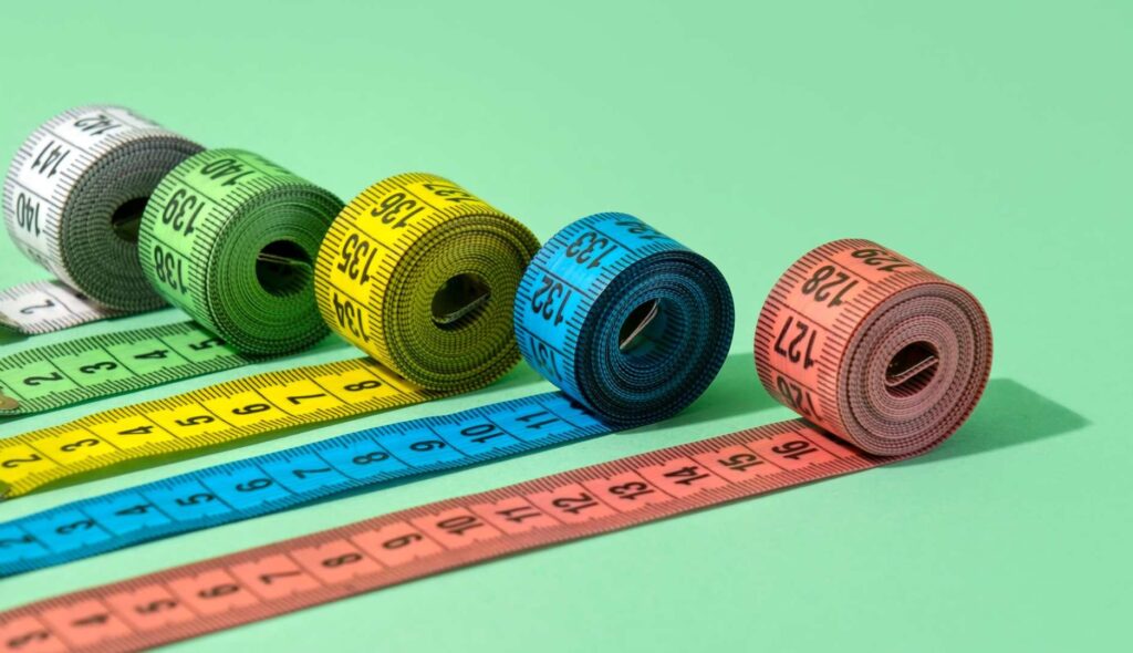 Cinco cintas de medir de diferentes colores