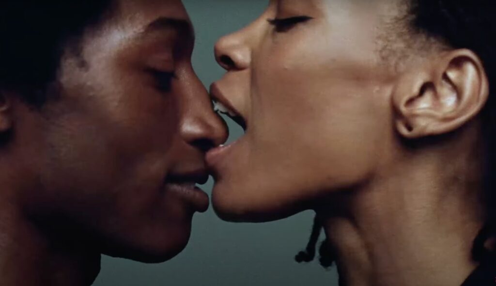 Una chica muerde la nariz de un chico