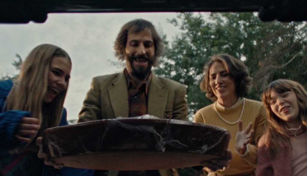 A family in a car saves the roast to eat in the DGT Christmas advertisement