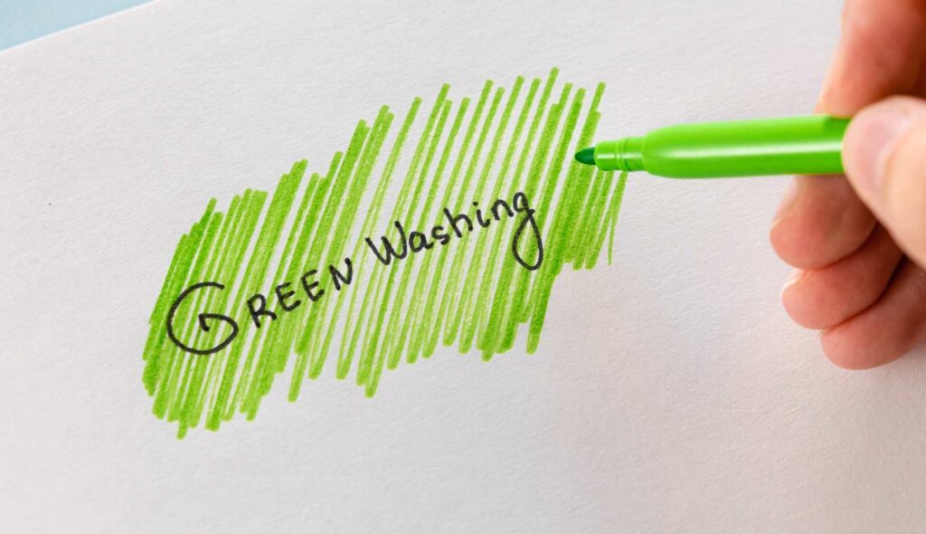 Palabra greenwashing tachada con rotulador verde