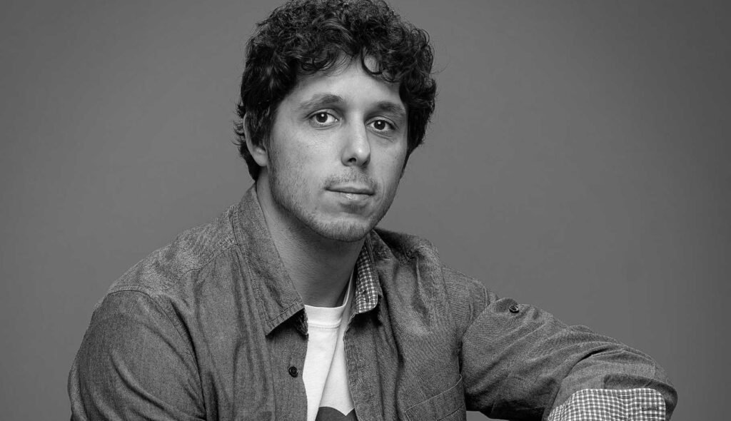 una foto corporativa de alvaro lopez en blanco y negro