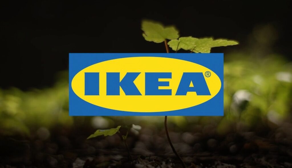 Logotipo ikea sobre fondo de plantas