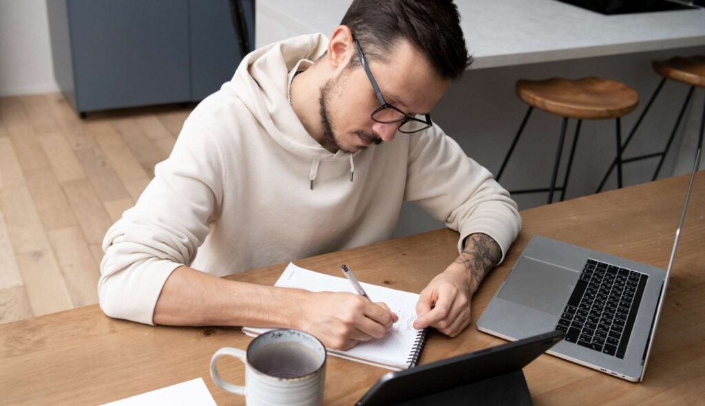 Hombre trabajando desde casa
