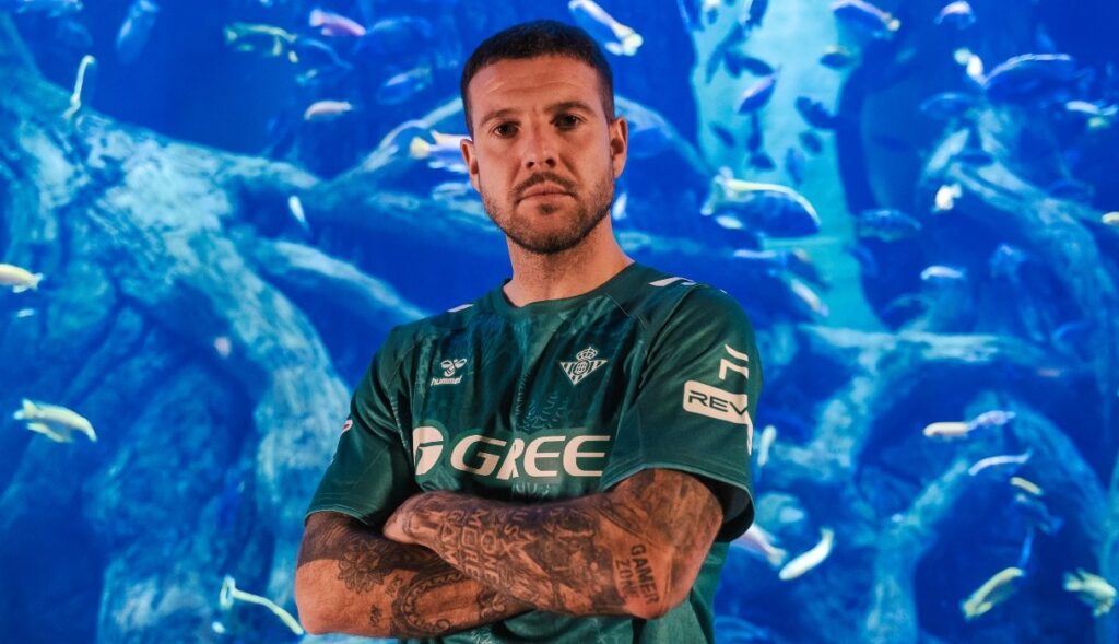 Betis says that "without blue there is no green" and presents a equipment made of invasive and plastic algae