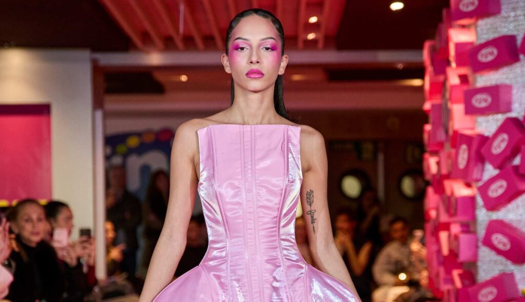 Modelo con colección de Fini Goloinas