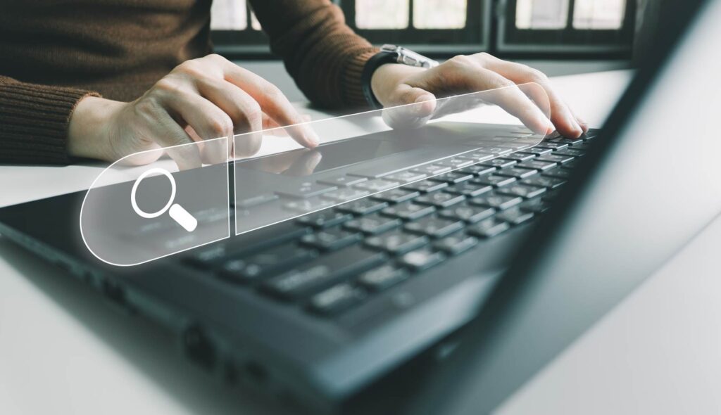 Manos de persona tecleando un ordenador