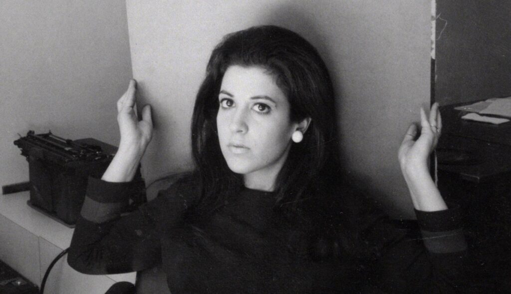 Ilon Specht en blanco y negro posando para la cámara