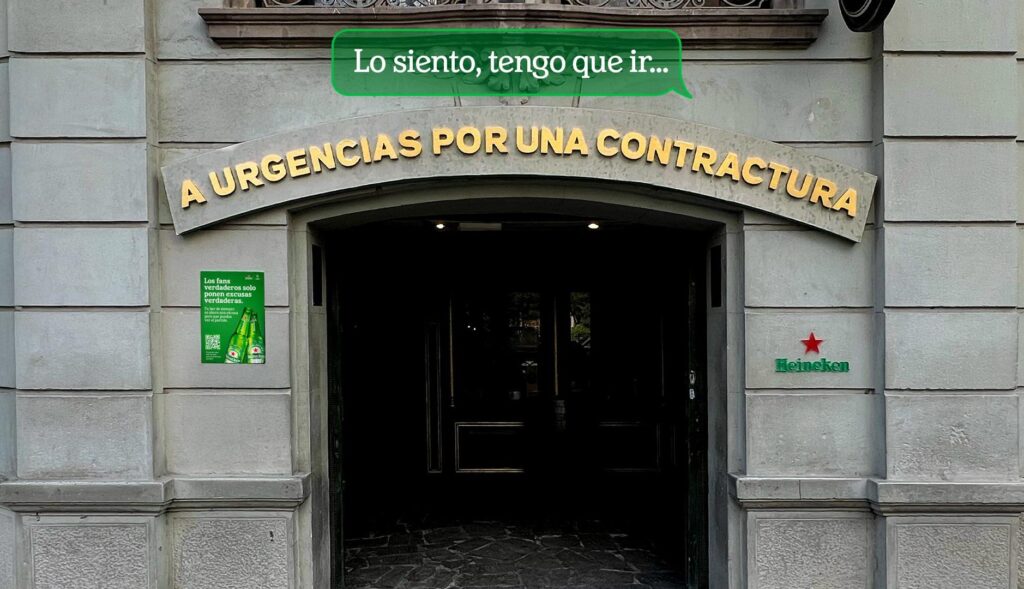 Puerta de un bar con el logotipo de Heineken