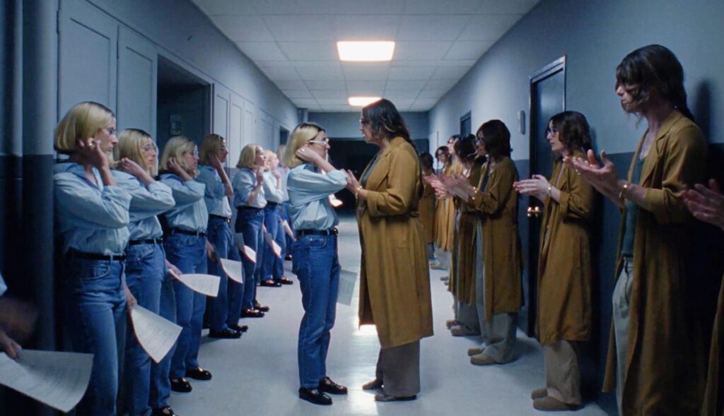 Una joven rubia observa un incendio