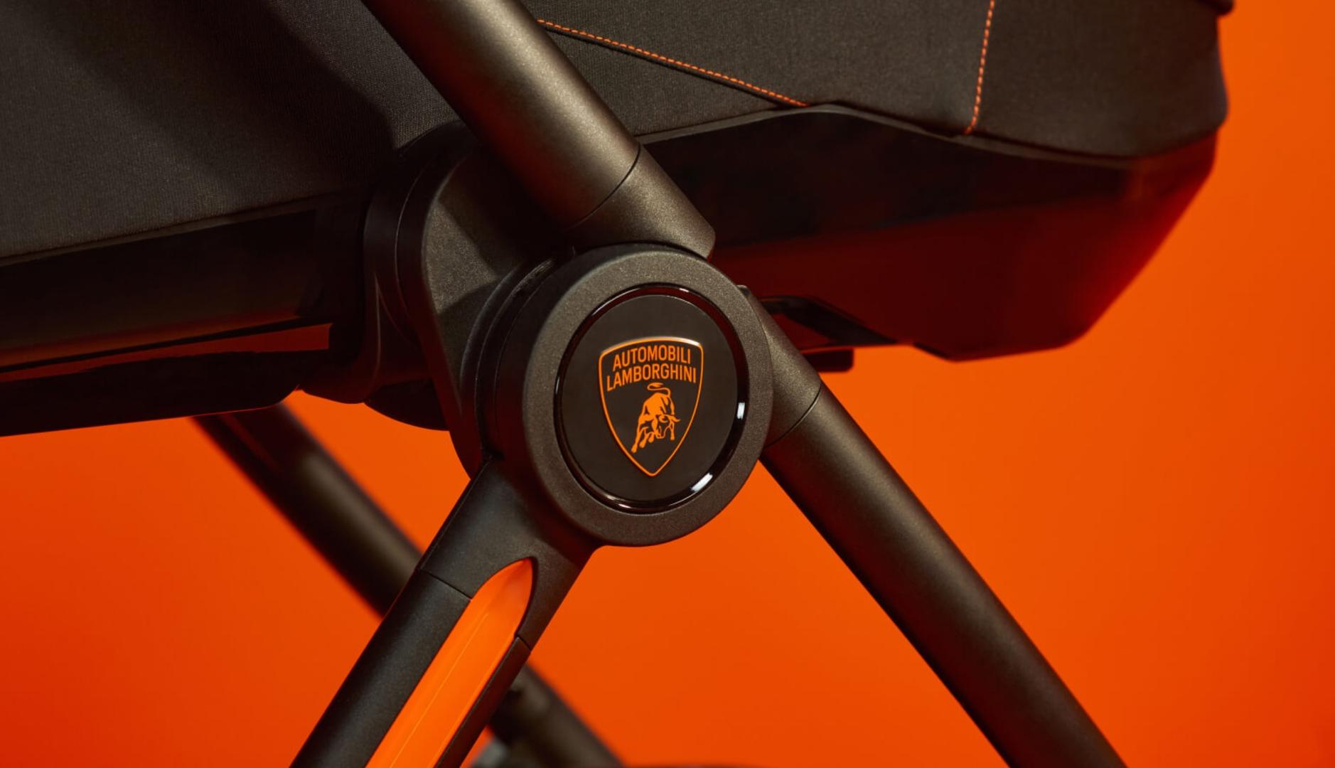 logotipo de Lamborghini en las patas de un carrito de bebé