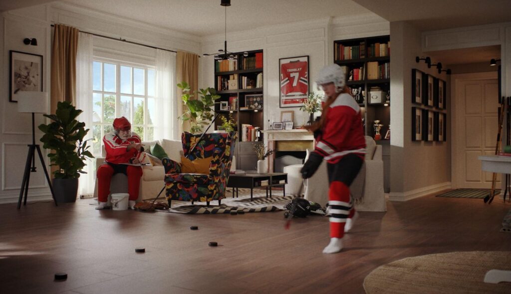 Abuelo y nieta juegan al hockey en el salon de casa