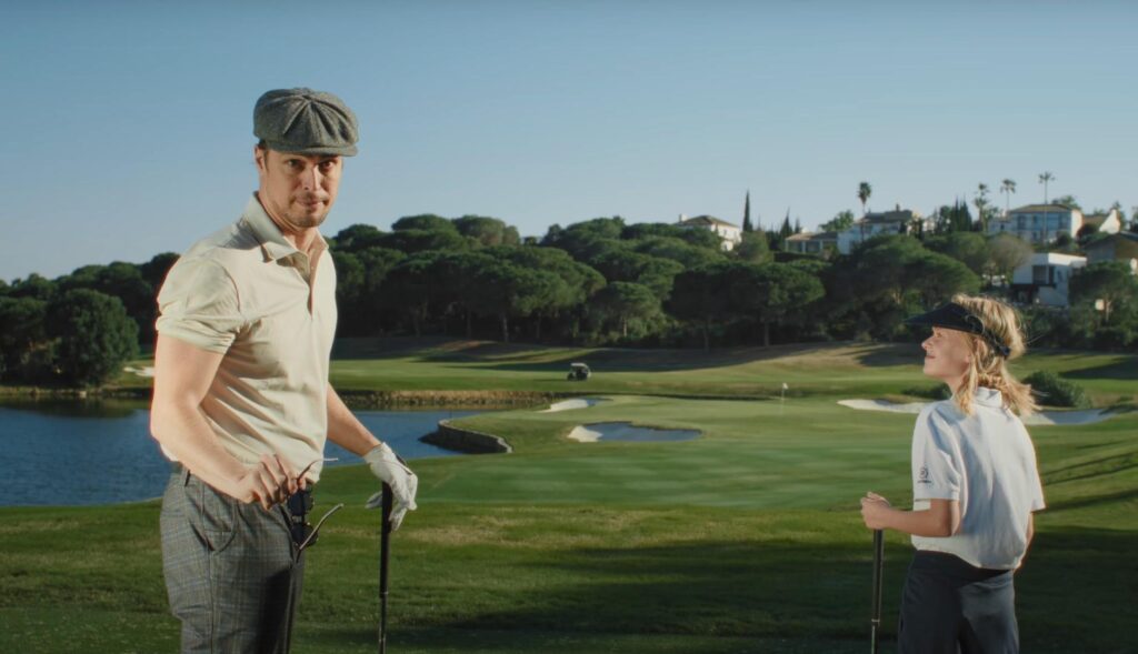 un hombre y una niña jugando al golf