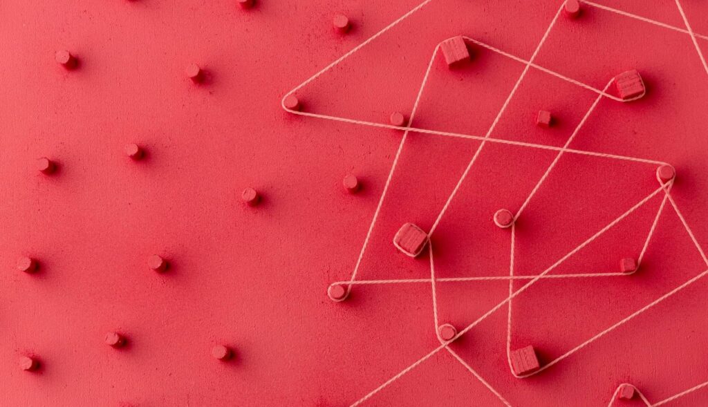Puntos rojos unidos con hilo blanco
