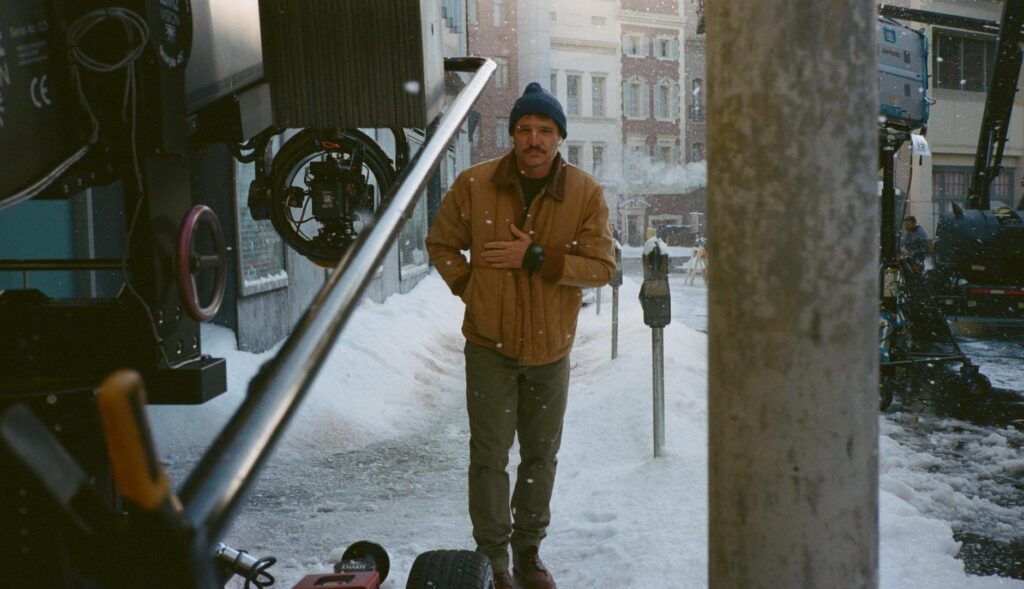 Pedro Pascal durante el rodaje de un anuncio de Apple