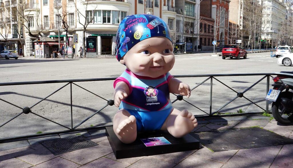 Jugaterapia takes his solidarity dolls to the center of Madrid to mobilize in the fight against childhood cancer