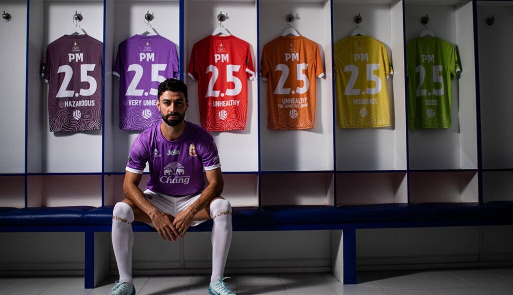 Jugador del Lamphun Warriors FC con una camiseta morada en el vestuario de fútbol