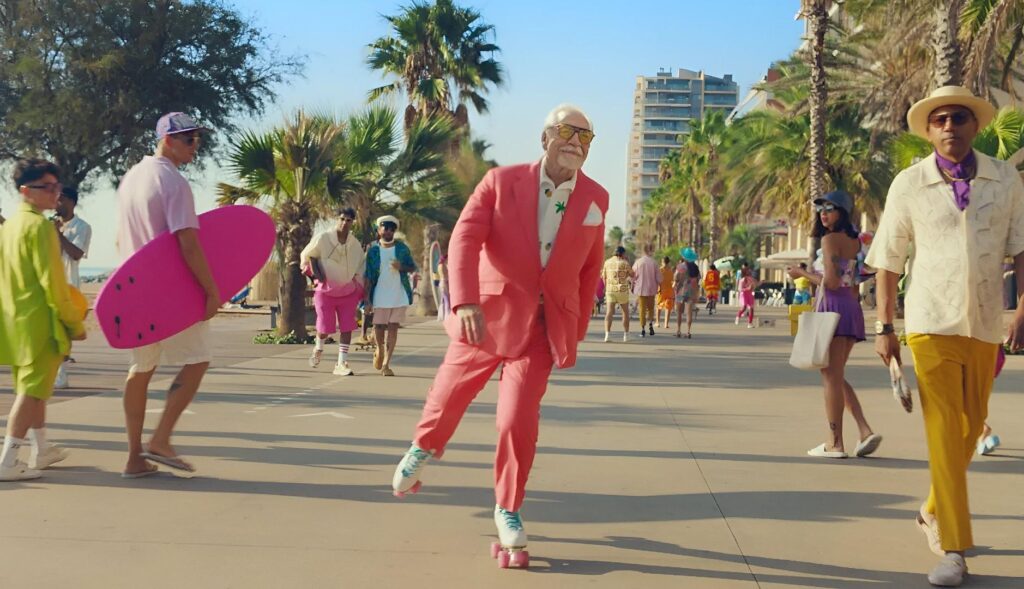 Brian Cox sobre patines en un paseo marítimo