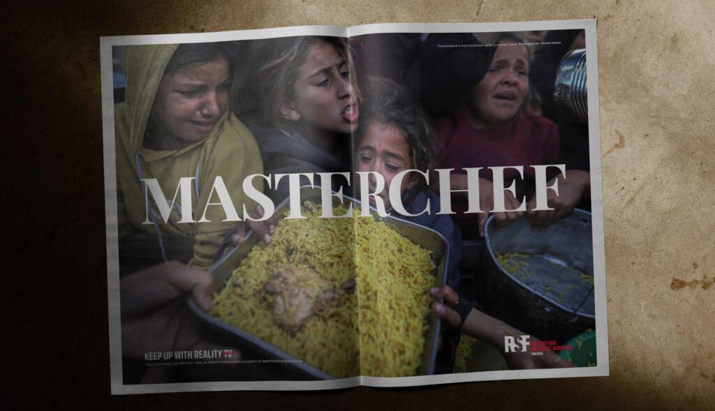 Niños peleándose por una bandeja de comida, en un foto de la campaña que lleva el título "Masterchef" impreso