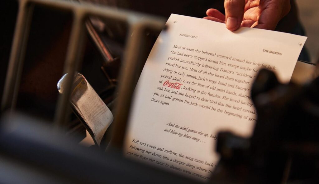 Hoja con un pasaje de "El Resplandor", en la que Coca-Cola ha introducido su logotipo donde aparece mencionada