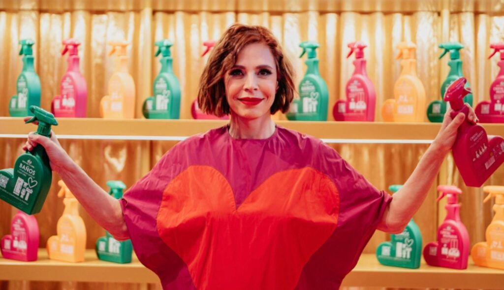 Agatha Ruiz de la Prada sosteniendo sus nuevos productos de limpieza doméstica