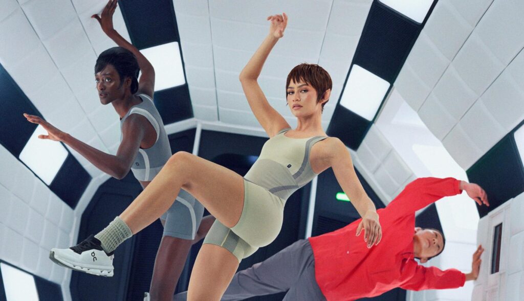 Zendaya posando en una escena de la nueva campaña de On, con un look de inspiración galáctica