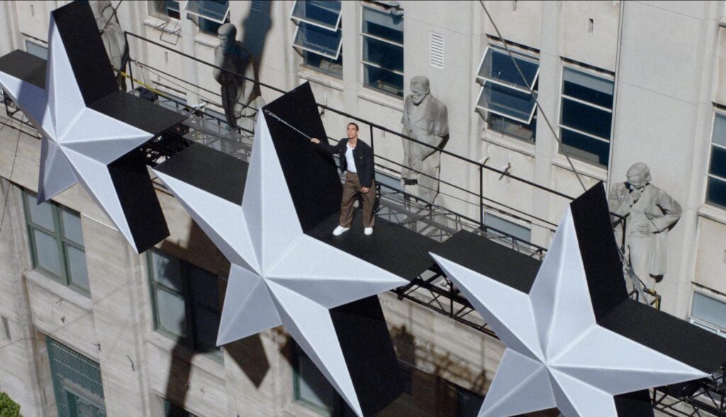 Miguel Herrán tomando una cerveza Mahou en una azotea de Madrid