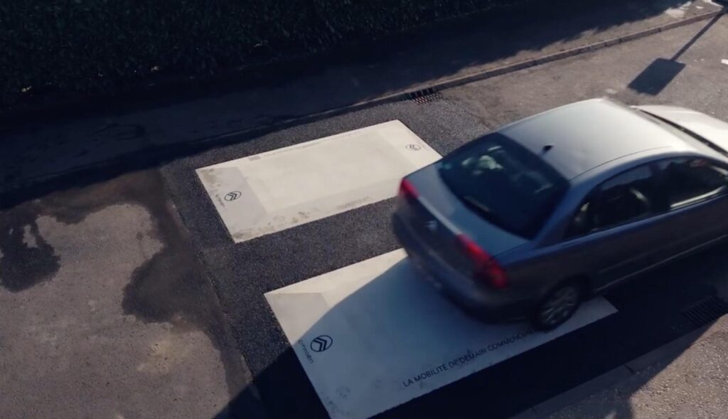 Un coche circula sobre un badén instalado por Citröen