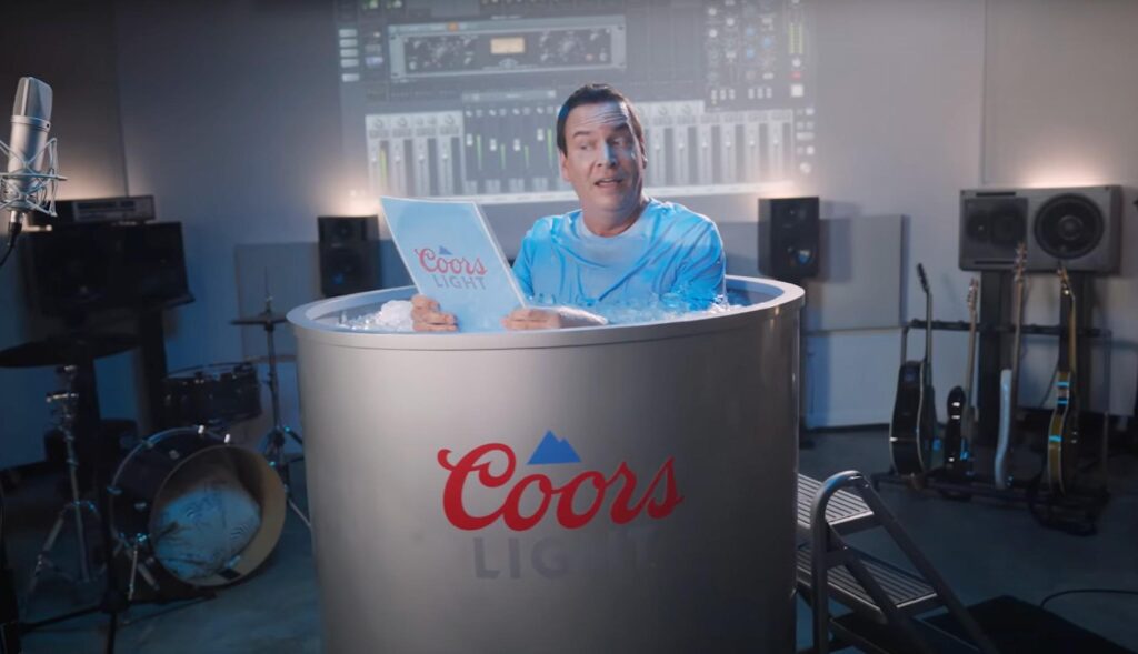 Hombre lee un texto sumergido en un tanque de agua helada