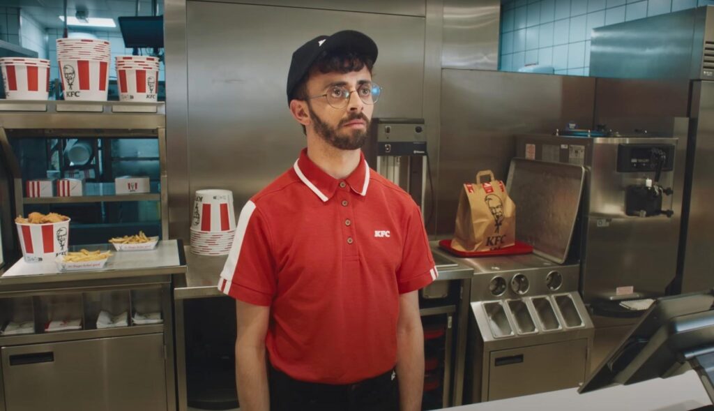 Empleado de KFC en el mostrador del restaurante