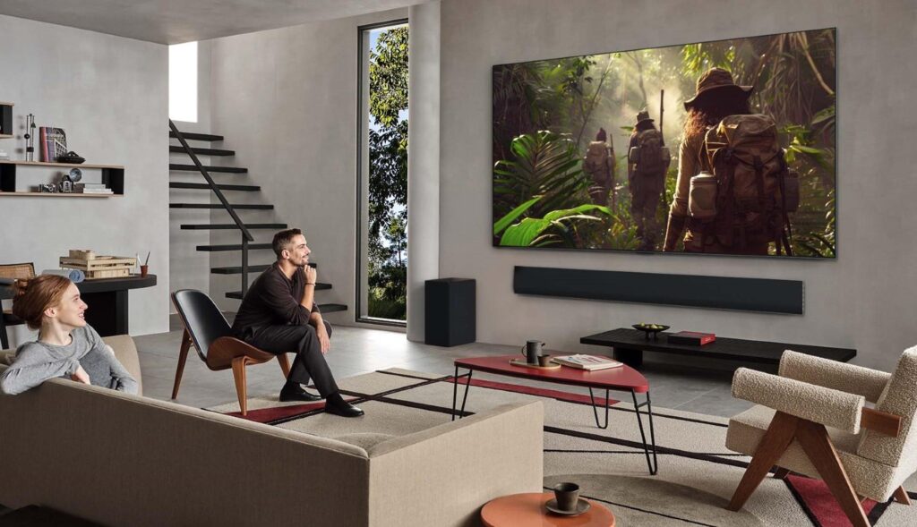 Una pareja viendo la televisión