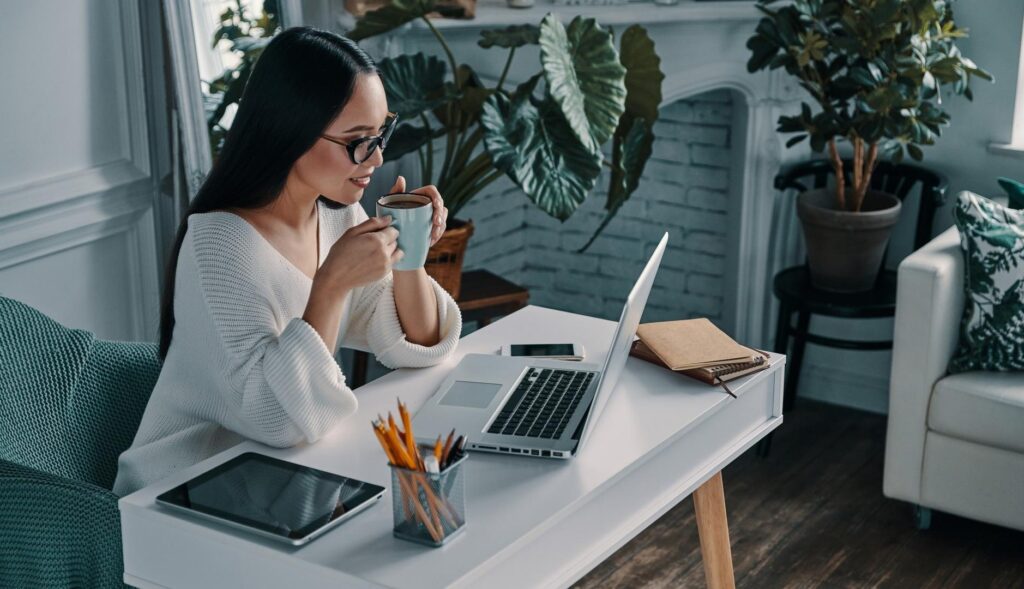 Teclado de ordenador junto a un fonendo médico