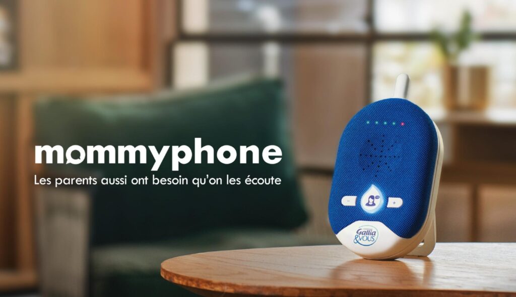 Vigilabebés de la iniciativa "Mommyphone" sobre una mesa