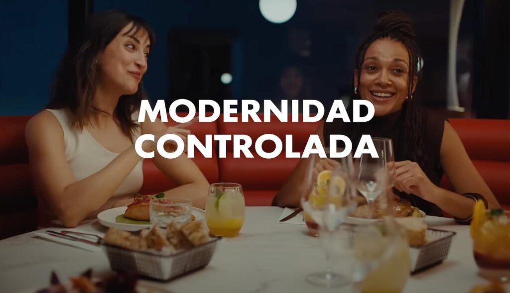 Dos mujeres cenando en un Vips