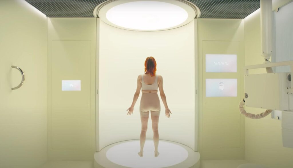 Mujer en un escáner médico