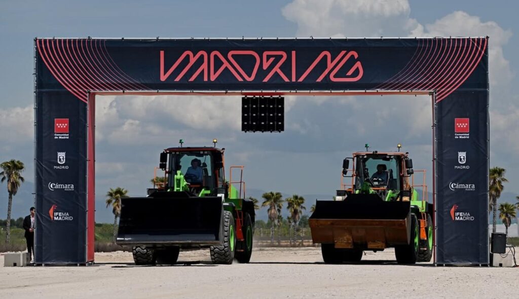 dos máquinas excavadoras bajo el arco de meta de madring