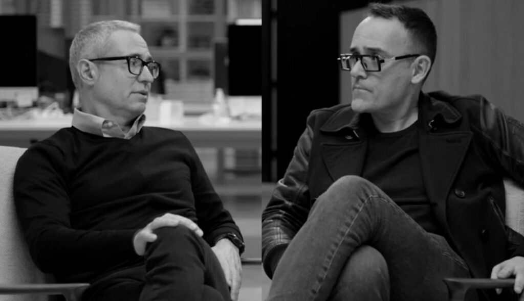 risto mejide y marc ros sentados en un sofa, imagen en blanco y negro