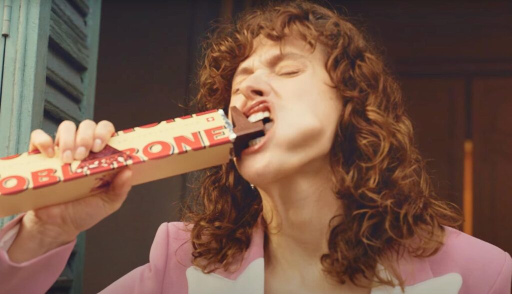 Mujer comiendo toblerone
