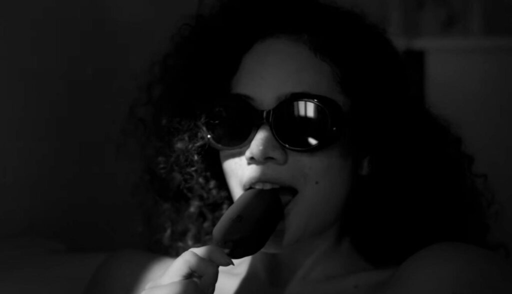Imagen en blanco y negro de una mujer comiendo un helado