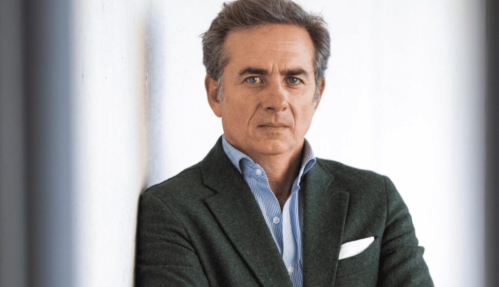 foto corporativa de javier valle de brazos cruzados con traje