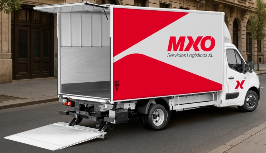 una furgoneta con el logotipo rojo de MXO