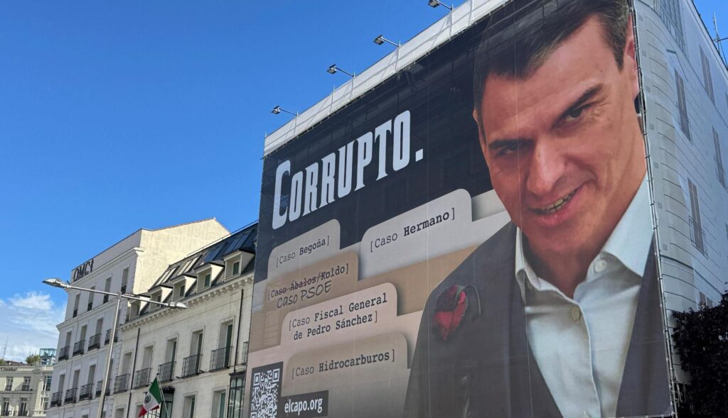 Lona de Hazte Oír que llama "corrupto" a Pedro Sánchez