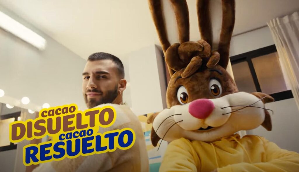manuel turizo posando de brazos cruzados con la mascota de nesquik