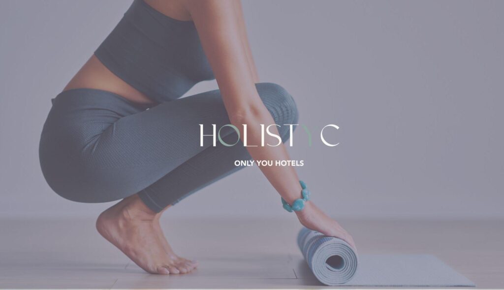 una chica recogiendo su esterilla de yoga