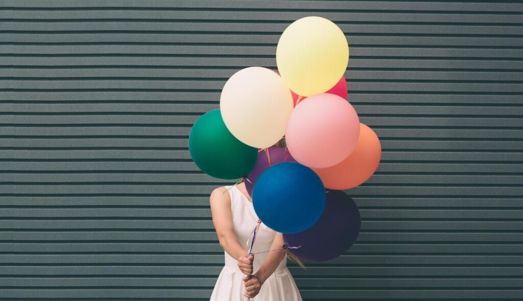 Chica con globos de colores
