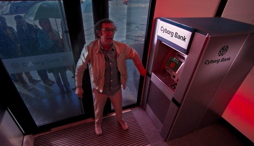 un hombre entrando en pánico en el interior de un cajero automático