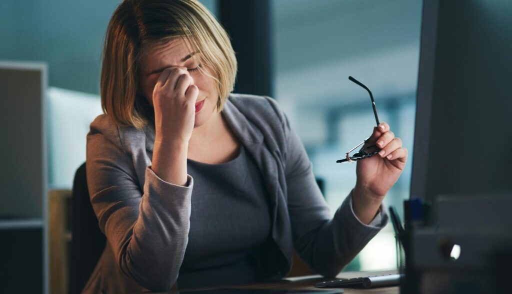 Mujer frustrada en el trabajo