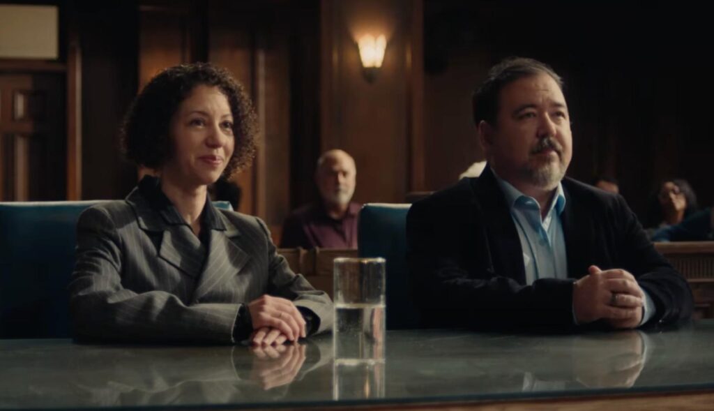 una madre y un padre sentados en el supuesto juicio de lingokids