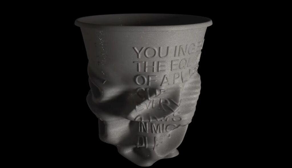 Botella creada con microplásticos extraídos de sangre