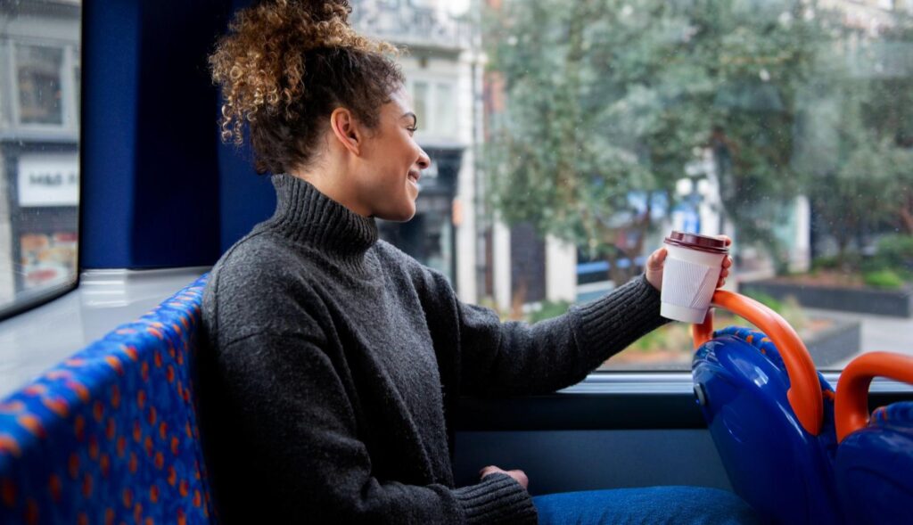 Chica mira por la ventana de un autobús